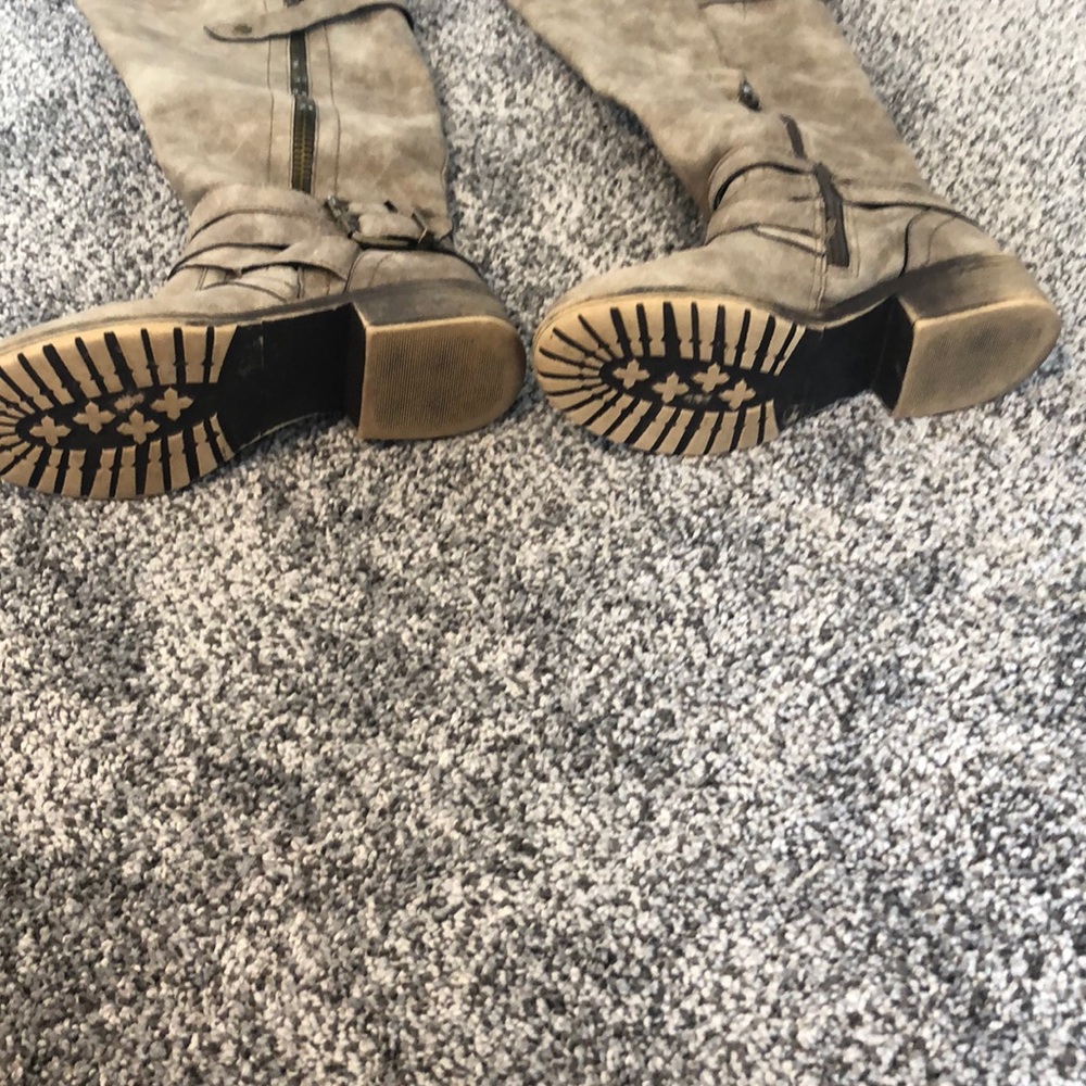 Boots - Picture 3 of 5
